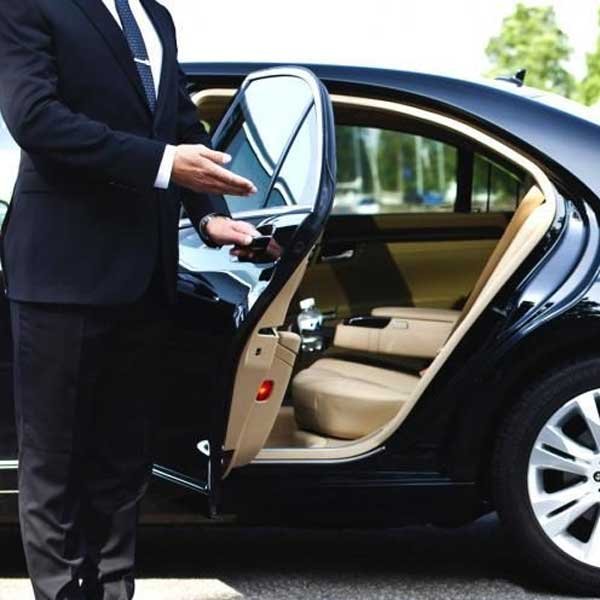 Professional chauffeur driven car service in Paris